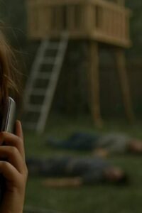 «Mamma…» Nel pieno di un lussuoso ricevimento, il figlio di un famoso miliardario si liberò improvvisamente dalle braccia della tata, attraversò la sala correndo e piangendo disperatamente, e si lanciò verso una giovane domestica, stringendola forte come se avesse paura di perderla di nuovo…
