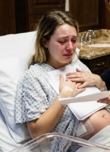 Mio marito mi ha lasciata subito dopo la nascita del nostro primo figlio. L'unica persona che è venuta da me è stata mia suocera, solo per consegnarmi i documenti del divorzio e dirmi la verità: lui aveva scelto il potere e la sua "vera" famiglia al posto della sua "famiglia temporanea". Se n'è andata senza voltarsi indietro, senza nemmeno salutare il nipote. Pensavano di essersi liberate di un parassita inutile. Ma tre mesi dopo, sono tornate loro stesse a implorare.