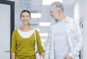 Due mesi dopo il mio divorzio, rimasi sconvolto nel trovare la mia ex moglie che vagava senza meta per l'ospedale. Quando scoprii la verità, rimasi completamente devastato.
