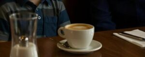 «Mamma, questo cameriere assomiglia tantissimo a papà!» Mi voltai di scatto e rimasi immobile—ma mio marito era morto… Cosa stava succedendo? Chi era quell’uomo? Poco dopo rischiai davvero di svenire quando scoprii la verità.