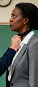 Un gruppo di studenti arroganti sfida un’insegnante di colore in classe, senza immaginare il suo passato straordinario… Quello che accade lascia tutti senza parole. Per la prima volta in un anno, i ragazzi restano in silenzio.