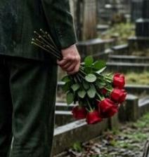 Ogni anno, lo stesso uomo si presentava in quel vecchio cimitero sotto una pioggia gelida, sempre solo, sempre silenzioso. Un giorno, una giornalista locale decise di scoprire cosa si celava dietro a questo misterioso incontro. Seguì di nascosto il miliardario fino al cimitero, convinta di svelare un segreto sconvolgente. E ciò che sentì quel giorno le fece gelare il sangue.