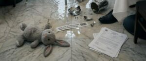 La silenziosa figlia del miliardario mi afferrò il grembiule con entrambe le mani e urlò "Mamma!" in mezzo al ristorante, dove mi era stato ordinato di non guardare suo padre negli occhi, e il suo giocattolo aveva rivelato la verità.