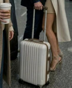 Sono andata a prendere i miei genitori all’aeroporto e ho visto mio marito baciare la sua amante mentre portava la sua valigia bianca…