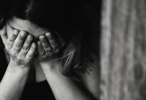 Un lavoratore di campagna trovò nel bosco innevato una bambina congelata e la portò a casa per riscaldarla. Dopo averla lasciata con sua madre malata, tornò dal lavoro… e rimase di sasso dalla sorpresa.
