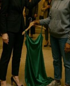 La manager umiliò una cliente vestita modestamente, colpendola sulla mano e dicendo che spaventava i “veri clienti”. Ma un minuto dopo accadde qualcosa che fece gelare tutto il negozio.