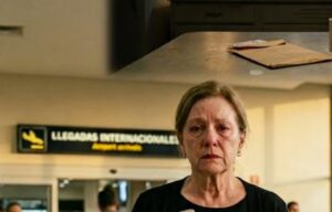 Al funerale di mio marito, i miei figli hanno ereditato case, automobili e una fortuna di cui ignoravo l'esistenza, poi mi hanno consegnato una sola busta piegata dicendomi che il Costa Rica era "perfetto per una donna della mia età".