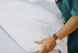 L’erede della mafia urlava ogni notte nel buio — poi la sua infermiera squarciò il cuscino e trovò il segreto che lo stava uccidendo