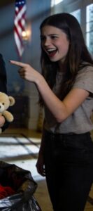 La famiglia di mio marito ha buttato via tutti i vestiti preferiti di mia figlia di 8 anni solo perché, a loro dire, "sembrano così economici". Sua cugina l'ha persino derisa, dicendole: "Che imbarazzo!". Mia figlia è scoppiata in lacrime. Ma io non ho pianto. Ho fatto solo una cosa. Due settimane dopo... hanno ricevuto una lettera e sono quasi svenuti sul colpo...