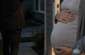 Ero incinta di sette mesi quando mio marito se ne andò—mano nella mano con la sua amante—seguito da tutta la sua famiglia, come se io non fossi mai esistita. Mi guardò con un sorriso gelido e mi sventolò davanti un contratto. “Hai già firmato,” disse. “Non ti resterà nulla.” Mio figlio di due anni mi tirava la manica piangendo per il latte, e io inghiottii il panico come si inghiotte veleno. Poi la sua amante si avvicinò e mi sussurrò: “Non sopravvivrai.” Io sopravvissi… ma non nel modo che loro si aspettavano.