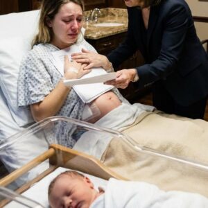 Mio marito mi ha lasciata subito dopo la nascita del nostro primo figlio. L'unica persona che è venuta da me è stata mia suocera, solo per consegnarmi i documenti del divorzio e dirmi la verità: lui aveva scelto il potere e la sua "vera" famiglia al posto della sua "famiglia temporanea". Se n'è andata senza voltarsi indietro, senza nemmeno salutare il nipote. Pensavano di essersi liberate di un parassita inutile. Ma tre mesi dopo, sono tornate loro stesse a implorare.
