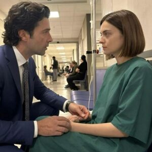 Due mesi dopo il mio divorzio, rimasi sconvolto nel trovare la mia ex moglie che vagava senza meta per l'ospedale. Quando scoprii la verità, rimasi completamente devastato.