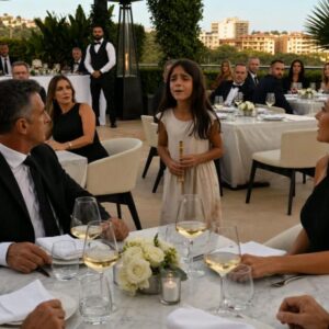 In un lussuoso ristorante-caffetteria, dove i lampadari di cristallo riflettevano la luce dorata della sera, una scena inaspettata ha infranto la calma e la raffinata atmosfera del locale: ha pronunciato parole che hanno congelato all'istante l'ambiente e scioccato tutti i presenti...