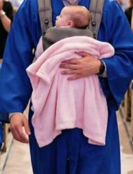 Li derisero quando mio figlio salì sul palco con un neonato in braccio — ma le sue parole successive fecero ammutolire l’intera sala.