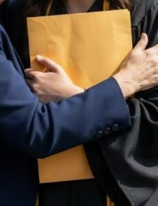 Alla mia laurea, mio padre si alzò davanti a tutti e decise di distruggermi. «Dovresti smettere di dire alla gente che sei una Richards,» disse con voce fredda, tagliente come vetro.