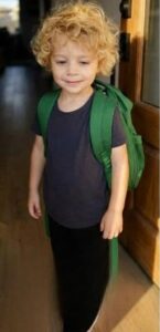 La suocera ha portato via di nascosto mio figlio di cinque anni dall’asilo per tagliargli i ricci dorati — ma durante la cena di famiglia mio marito ha mostrato qualcosa che le ha cancellato il sorriso