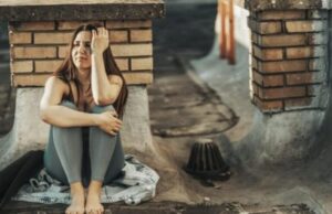 Alle 2 del mattino, mia sorella è crollata davanti alla mia porta dopo che mia madre mi ha mandato un messaggio: "Non aiutarla". Allora ho chiamato il 911 e ho rivelato la nostra bugia più crudele, quella perfetta per la nostra famiglia...