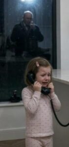 Le spezzò una gamba, ma la sua bambina di quattro anni conosceva un segnale segreto…