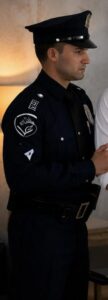 Mia figlia di 22 anni ha portato il suo ragazzo a casa per cena. L'ho accolto con un sorriso... Ma durante la cena, continuava a far cadere la forchetta, e quando mi sono chinata per raccoglierla, ho visto qualcosa sotto il tavolo, il che mi ha fatto correre in cucina e chiamare di nascosto il 911.