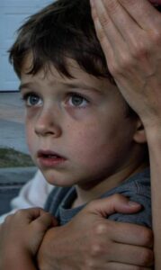 Ogni mattina accompagno mio marito e nostro figlio di cinque anni alla stazione. Quel giorno, mentre stavamo tornando a casa, mio figlio mi afferrò la mano. "Mamma, oggi non possiamo tornare a casa." "Perché?" chiesi. Fece una pausa, poi sussurrò: "...Papà..." Con un presentimento, ci nascondemmo e osservammo di nascosto la casa. Ciò che vidi mi lasciò senza parole.