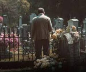 Un uomo sconosciuto sedeva in fondo al funerale di mia madre. Nessuno della nostra famiglia sembrava riconoscerlo. Eppure il modo in cui piangeva, come se il suo cuore si stesse spezzando davanti ai nostri occhi, rendeva l’aria più pesante del dolore stesso. Quando infine alzò lo sguardo verso di me, pronunciò una frase che divise la mia vita in un prima e in un dopo.