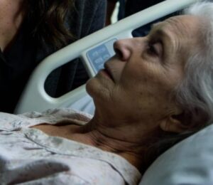 Mia suocera ha perso improvvisamente conoscenza ed è stata portata d'urgenza in ospedale. Prima di esalare l'ultimo respiro, ha sussurrato: "Scappa... stai lontano da mio figlio...". Mi ha passato discretamente il telefono. In quello stesso istante, mio ​​marito è entrato nella stanza.