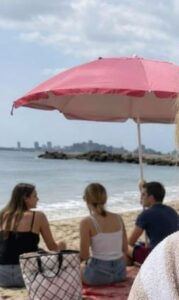 Mia nuora nascondeva sempre le braccia e la schiena — alla fine ho scoperto perché durante la nostra gita al mare.