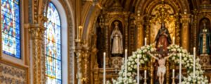 La madre dello sposo arrivò con un vecchio abito blu, e tutti risero di lei... finché la sposa non si fermò all'altare e spiegò perché l'abito era costato più dell'intero matrimonio.