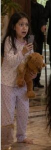 Alle 11:42 sua figlia inviò: “Sta picchiando mia mamma!” al numero che tutti credevano sbagliato… e scoprì il segreto che fece crollare una famiglia milionaria.