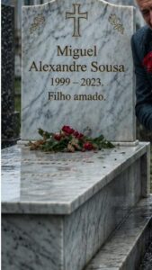 Il miliardario piangeva sulla tomba del figlio al cimitero… quando una voce proveniente da dietro la lapide sussurrò: “Papà… quella non è la mia sepoltura.”