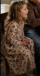 La loro madre se n’era andata nel cuore della notte, lasciando un bambino di nove anni da solo con il fratellino e la sorellina… Quattordici anni dopo è tornata — e si è ritrovata faccia a faccia con la donna che i ragazzi ora chiamano “mamma”, proprio nel salotto dove tutto era cominciato.