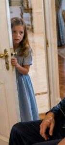 «Cosa stai facendo?» chiese la figlia della donna delle pulizie alla fidanzata del miliardario paralizzato dopo aver visto la siringa. E quello che accadde dopo fu del tutto inaspettato.