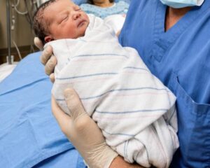 “Arrivò a partorire sola e umiliata, ma il segno sul collo del suo bambino fece emergere il segreto più oscuro della sua famiglia.”