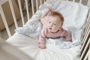 Mia sorella, per tre settimane intere, mi impedì di tenere in braccio il suo neonato. Diceva che il bambino “stava germogliando” e che non era ancora il momento giusto. All’inizio pensai fosse una delle sue solite stranezze, ma quando scoprii la vera ragione, crollai completamente.