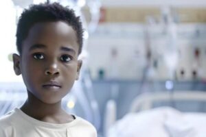 Diciotto medici non sono riusciti a salvare il figlio di un miliardario, finché il povero ragazzo di colore non ha notato un dettaglio sconvolgente che era sfuggito a tutti gli altri... "Come ha fatto a notarlo?"