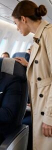 Ho sorpreso mio marito in prima classe con una giovane assistente di volo durante il volo e, quando si è sporto verso di me sussurrandomi: "Non fare scenate", ho capito che non aveva paura di me... ma della sua reputazione. In quel momento, ho deciso di portargli via tutto.
