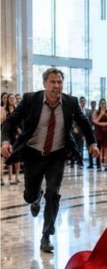 Entrò nell'ascensore per sfuggire al suo ex, ma dentro c'era un boss mafioso.