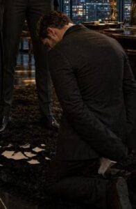 Mio fratello mi trascinò nell'ufficio privato di Roman DeLuca e disse al boss mafioso che avrei ripagato il suo debito lavorando. Si aspettava che Roman mi trattasse come un pagamento. Invece, Roman guardò il mio polso livido e poi il codardo che si nascondeva dietro di me. Quello che mio fratello non sapeva era che Roman aveva già una cartella nera con il mio nome sulla sua scrivania.