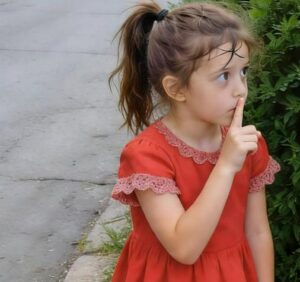 Una bambina di sette anni disse al più pericoloso boss della Camorra di Napoli di nascondersi dietro i cipressi, e pochi minuti dopo vide sua moglie baciare l'uomo venuto per ucciderlo.