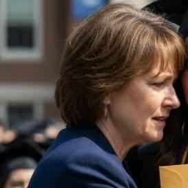 Alla mia laurea, mio padre si alzò davanti a tutti e decise di distruggermi. «Dovresti smettere di dire alla gente che sei una Richards,» disse con voce fredda, tagliente come vetro.