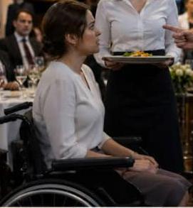 «Chi ha fatto entrare nel mio ristorante questa ragazza sulla sedia a rotelle? Sta rovinando l’intera immagine del locale!»