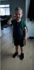 La suocera ha portato via di nascosto mio figlio di cinque anni dall’asilo per tagliargli i ricci dorati — ma durante la cena di famiglia mio marito ha mostrato qualcosa che le ha cancellato il sorriso
