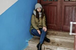 Alle 2 del mattino, mia sorella è crollata davanti alla mia porta dopo che mia madre mi ha mandato un messaggio: "Non aiutarla". Allora ho chiamato il 911 e ho rivelato la nostra bugia più crudele, quella perfetta per la nostra famiglia...