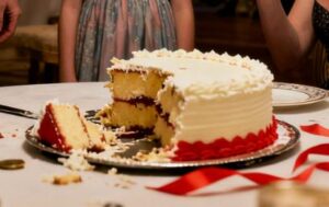A una festa di compleanno, mia sorella disse a sua figlia: "Potresti aiutare la cameriera a pulire". Mia figlia si bloccò nel bel mezzo della festa. Posai il bicchiere e dissi: "Che buffo, perché domani la banca ti sfratterà da casa tua". Smise di sorridere. Mia madre disse: "Prego". Ma non finii la frase...