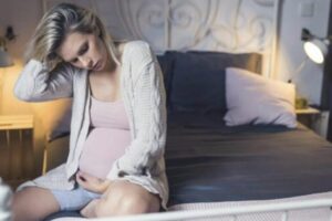 Sollevò la coperta che copriva la moglie incinta... e scoprì...