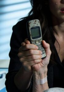 Mia suocera ha perso improvvisamente conoscenza ed è stata portata d'urgenza in ospedale. Prima di esalare l'ultimo respiro, ha sussurrato: "Scappa... stai lontano da mio figlio...". Mi ha passato discretamente il telefono. In quello stesso istante, mio ​​marito è entrato nella stanza.