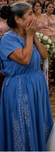 La madre dello sposo arrivò con un vecchio abito blu, e tutti risero di lei... finché la sposa non si fermò all'altare e spiegò perché l'abito era costato più dell'intero matrimonio.