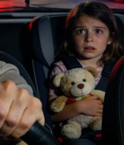 Mio marito mi chiamò all’improvviso: “Esci subito di casa con nostra figlia”. Pochi minuti dopo ho visto la polizia irrompere nella casa di mia sorella… e la verità mi ha gelato il sangue.