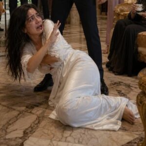 Alle 11:42 sua figlia inviò: “Sta picchiando mia mamma!” al numero che tutti credevano sbagliato… e scoprì il segreto che fece crollare una famiglia milionaria.