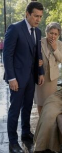 L’uomo miliardario trovò la sua ex addormentata su una panchina con tre neonati… e sua madre rivelò la menzogna che aveva distrutto quattro anni delle loro vite